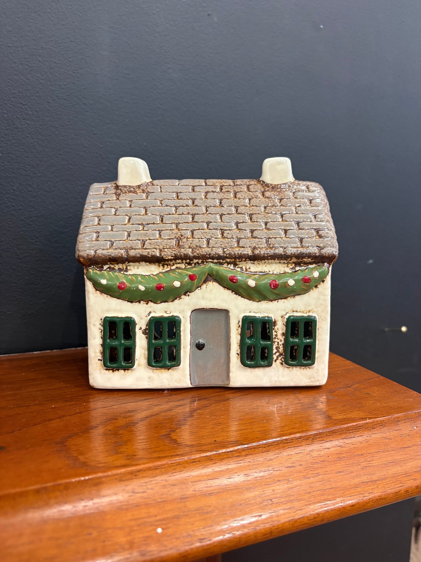 Christmas Tea Light Cottage with Swag