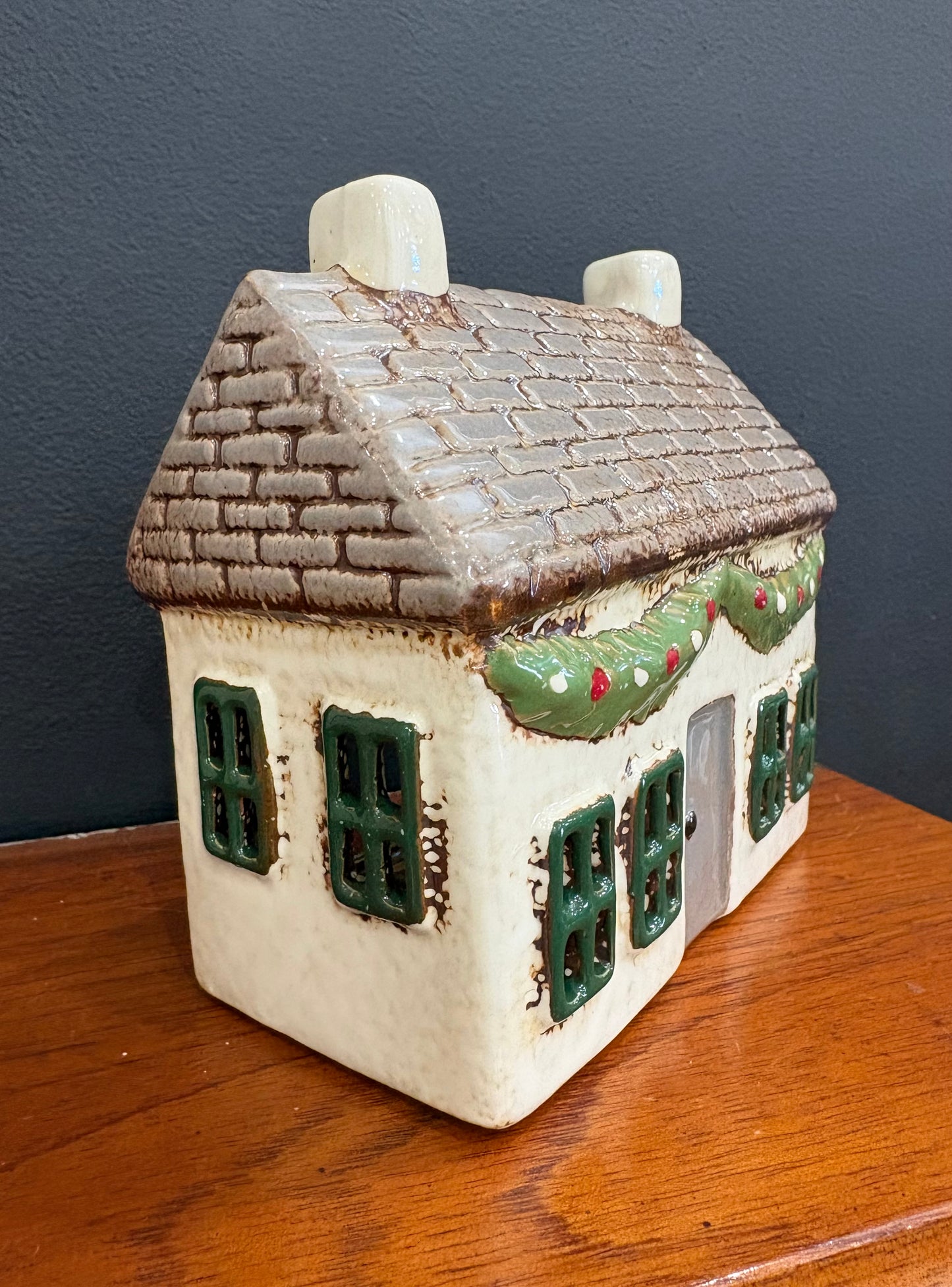 Christmas Tea Light Cottage with Swag